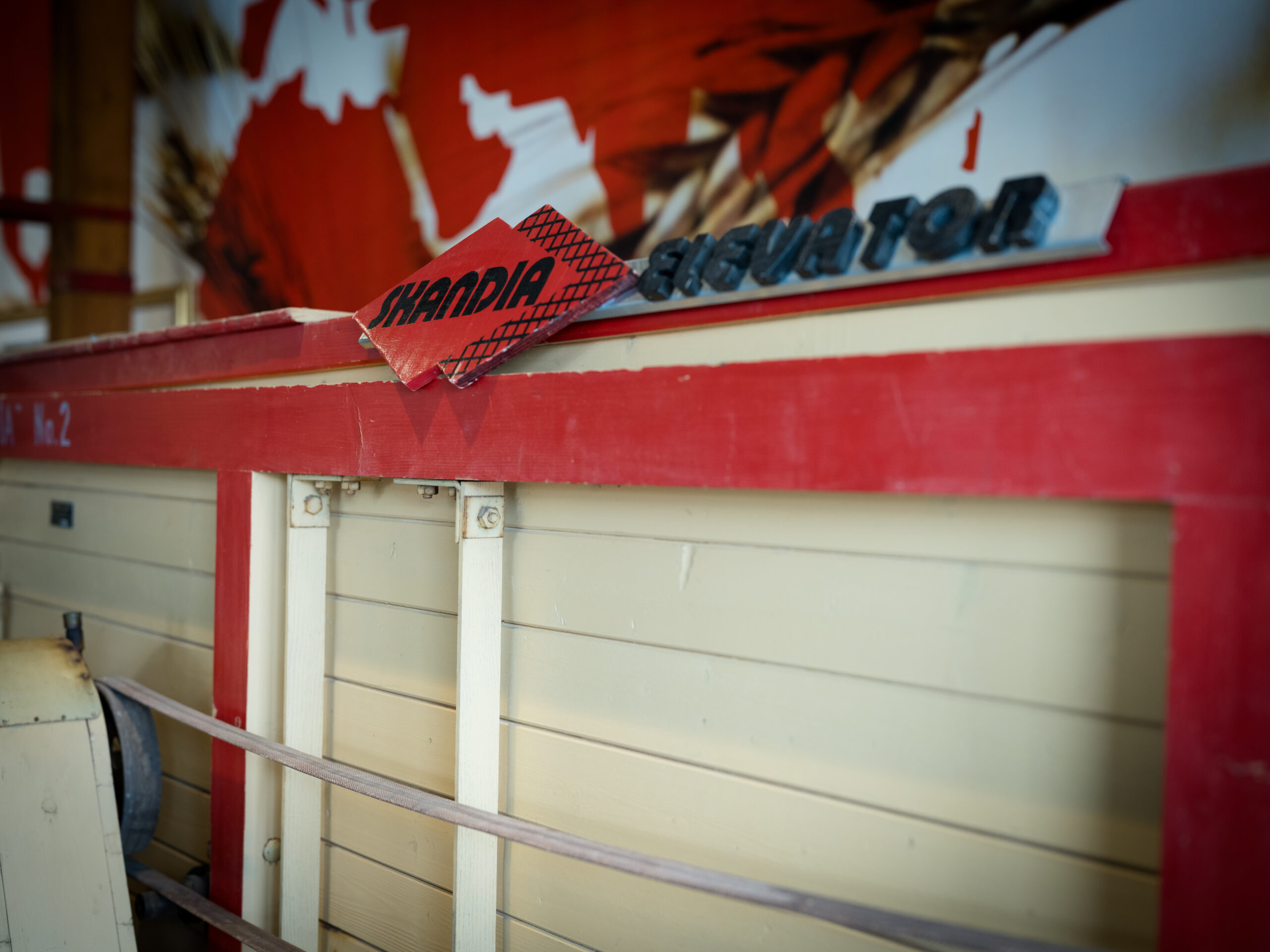 A sign on an old elevator that says Skandia Elevator.